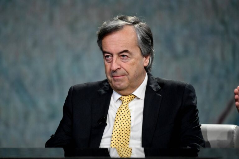 Burioni abbandona i social: “Dopo dieci anni, è tempo di evolvere”