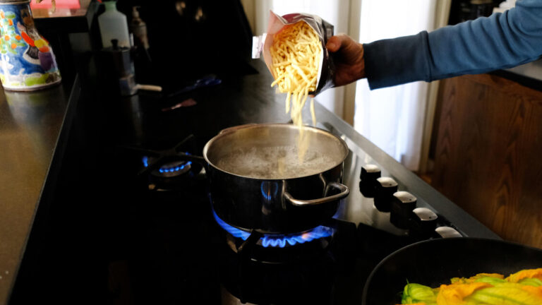 Intelligenza artificiale in cucina: il 60% degli italiani la utilizza per cucinare