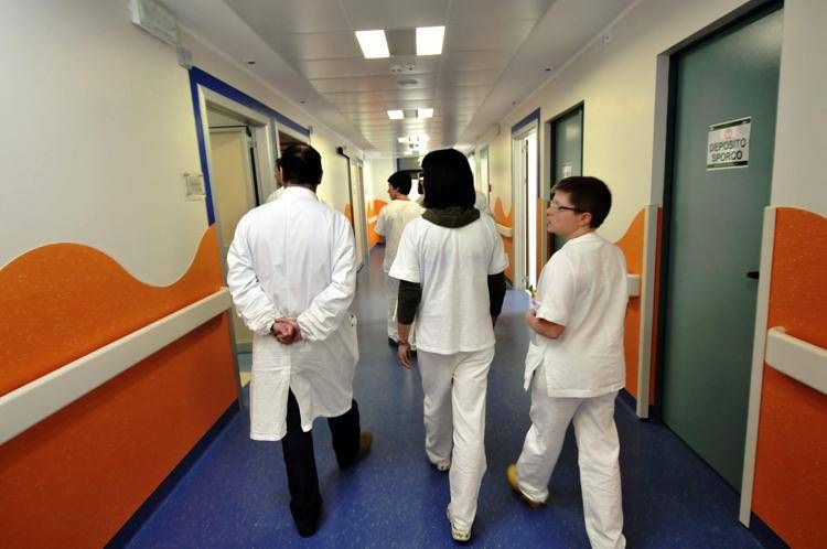 Rinnovo del contratto per il comparto sanità: aumenti fino a 172 euro e settimana lavorativa di 4 giorni su base volontaria