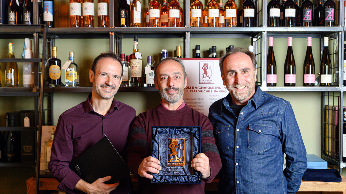 Enrico Brizzi riceve il premio ‘Vignaiolo come noi’ per il suo impegno