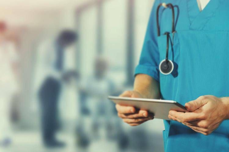 Uomini e tabù sulla prostata: “preferiamo rimanere bloccati nel traffico”